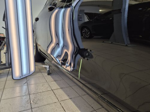 Bij deze Seat is het portier hersteld zonder spuiten