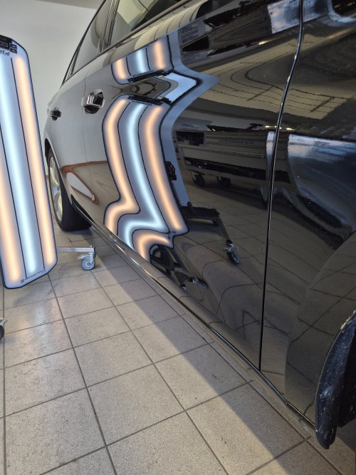 Bij deze Seat is het portier hersteld zonder spuiten