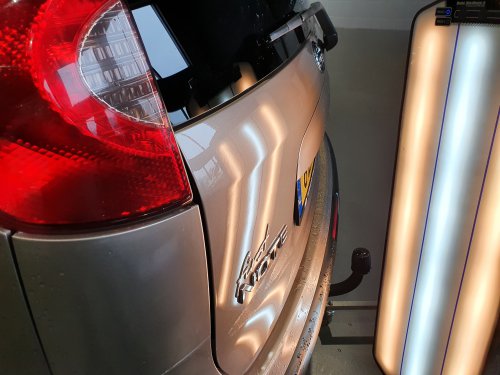 Deuk in achterklep van Nissan Note