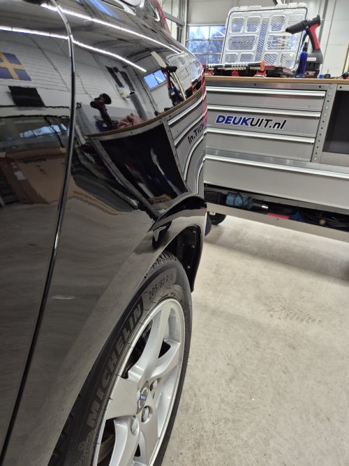 Volvo V60,  ingedeukt op de schermrand van het achter-zijpaneel