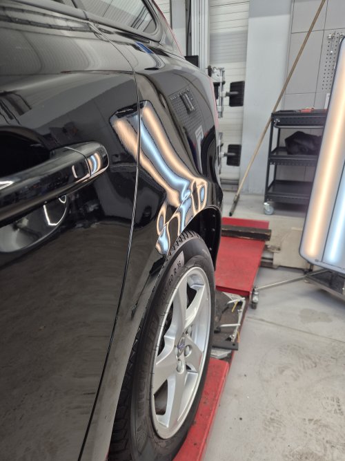 Volvo V60,  ingedeukt op de schermrand van het achter-zijpaneel